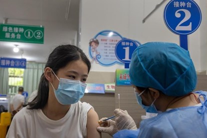 Dự kiến, ngày 15/10, Bộ Y tế sẽ ban hành Hướng dẫn tiêm vaccine cho nhóm trẻ em từ 12-17 tuổi. (Nguồn ảnh: laodong.vn)